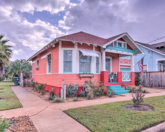 Bright Texas Retreat Near Pleasure Pier & Beach! - Galveston - Building