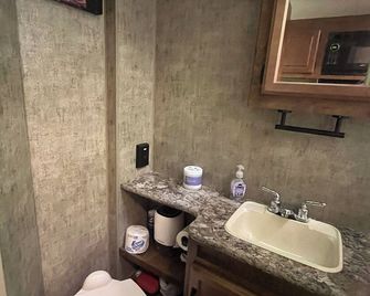 Cozy RV with AC in wooded campground in the ANF - Bradford