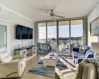 Beachside Biloxi Club Condo Balcony with Ocean View - Biloxi - Living room