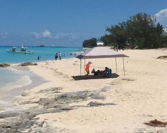 Cozy Seaside 2 Bed/2 Bath Bimini Cottage-Bay Side View -Soft Green Colored House - Alice Town - Praia