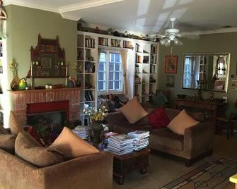 Elaine's Hollywood Bed & Breakfast - Los Angeles - Living room