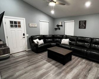 Charming home with firepit, large fenced yard, pet friendly. - Joplin - Wohnzimmer