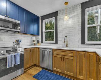 The Big Blue House- 5 bedroom house - 1 block from Historic Medina Square - Medina - Cucina
