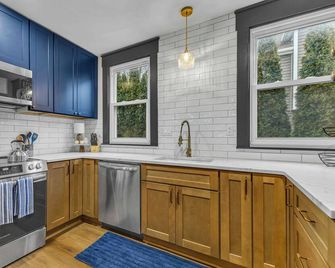 The Big Blue House- 5 bedroom house - 1 block from Historic Medina Square - Medina - Cucina