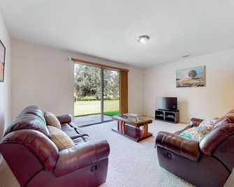 Palm Bay Cove - Palm Bay - Living room