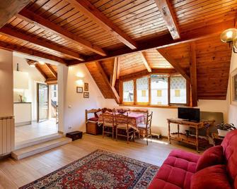 Beautiful apartment with classic wooden ceilings and views over the rooftops of the city. - Santo Stefano D'Aveto - Living room