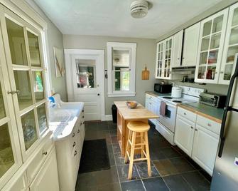 Cozy cottage on the hill in the heart of Warm Springs. - Warm Springs - Kitchen