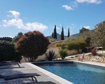 attractive country house in the heart of the Massif du Garlaban stunning .Vue - Roquevaire - Piscina
