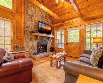 Pet-Friendly Cabin in The Hills! Wifi + Near Town! - Pigeon Forge - Wohnzimmer