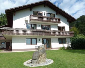 Ferienwohnung Urlaub mit Aussicht - Zenting - Building