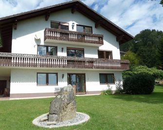 Ferienwohnung Urlaub mit Aussicht - Zenting - Building