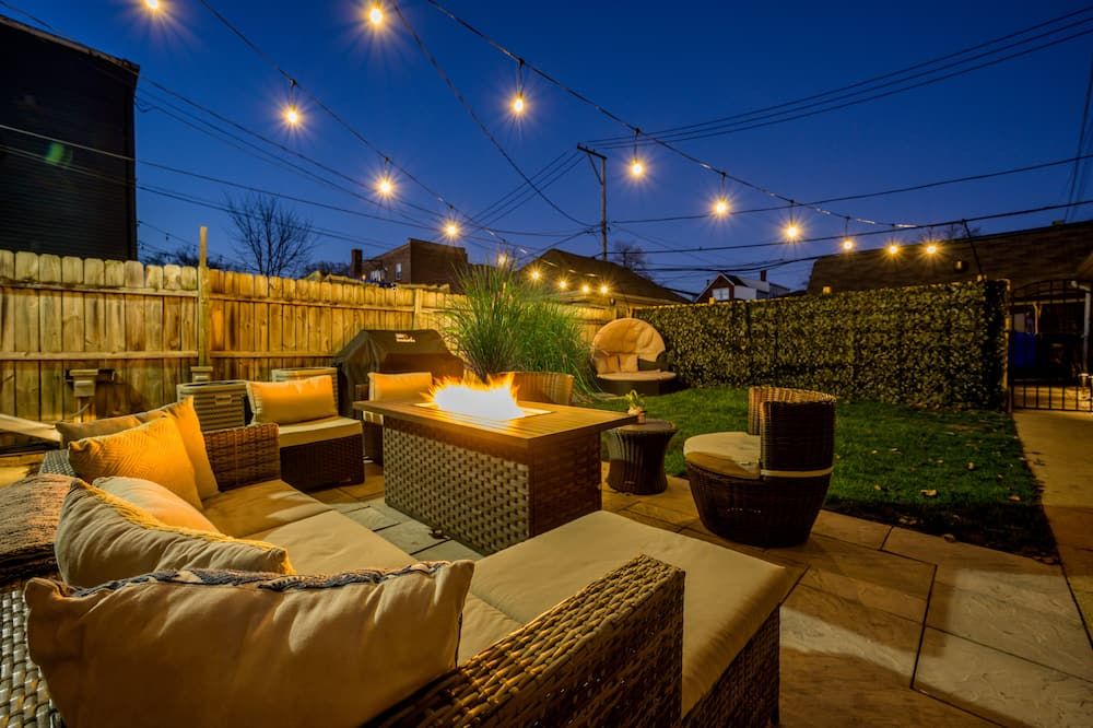 Modern 3-Bed Stay w/ Patio, Firepit, & Garage Parking Spot - שיקאגו - פטיו