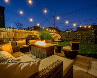 Modern 3-Bed Stay w/ Patio, Firepit, & Garage Parking Spot - Chicago - Patio