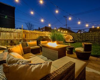 Modern 3-Bed Stay w/ Patio, Firepit, & Garage Parking Spot - Chicago - Patio