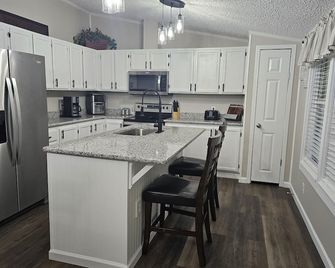 Creek Life Cottages II - Hot Springs - Kitchen
