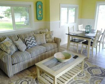 Oak - Grace Landing Cottages With Stunning Sunsets Over Hamlin Lake - Ludington - Living room