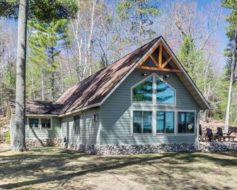 Northwood Tours Escape Hot Tub and Lake Access! - Minocqua - Building