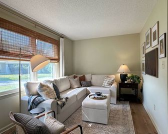 Modern cottage minutes from historic downtown Jonesborough - Jonesborough - Wohnzimmer