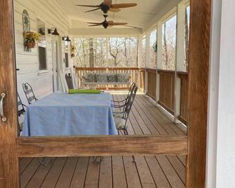 Beautiful 2 Br 1 Ba Cabin In Blue Ridge Mountains: The Little White House - Martinsville - Patio