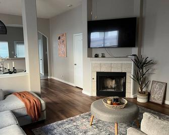 Cozy 3 bedroom Home in Gated Neighborhood! Great Location - Leon Valley - Living room