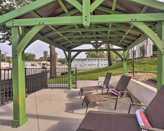 Downtown Branson Cottage with Pool Access! - Branson - Patio