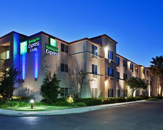 Holiday Inn Express & Suites Tracy - Tracy - Building