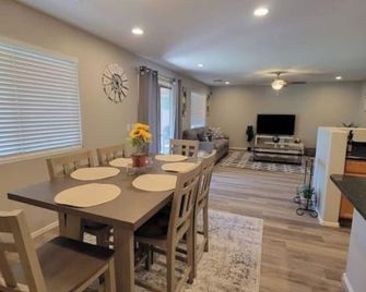 Charming 4 bed / 3 bath house, full amenities! - Sun City - Comedor