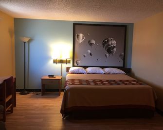 Super 8 by Wyndham Raton - Raton - Schlafzimmer