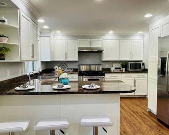 3-bedroom house in welcoming Seattle with fitness room, WiFi - Seattle - Kitchen