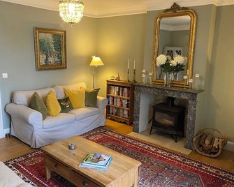 Beautiful stone house with stunning panoramic views set in idyllic countryside. - Valence-sur-Baïse - Salon