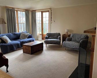 Historic Country Homestead - Latrobe - Sala de estar