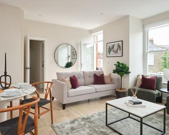 Fulham - Hestercombe House by Viridian Apartments - London - Living room