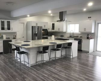 4200 sq ft 5 bedroom house with beaches, skiing and trails seconds away! - Penetanguishene - Kitchen
