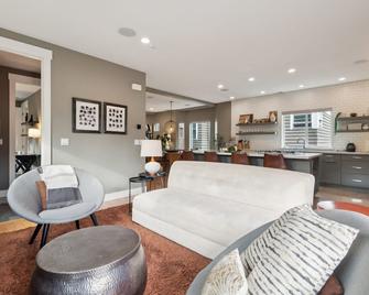 Spacious Family Retreat Media Room & Patio 3 Bedroom Home - Seattle - Living room