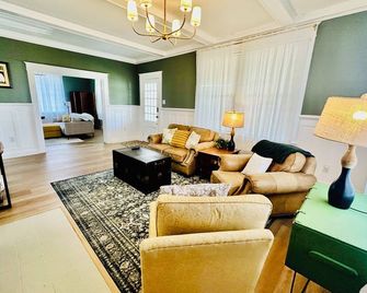Southern Porch Haven-Pet Friendly-Sleeps 8-Fenced Backyard-Near River & Trails - Eden - Sala de estar