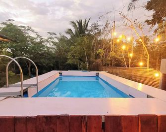 타가이타이 근처의 현대적인 바하이 쿠보 - 카시타 아나하우 - 인당 - 수영장