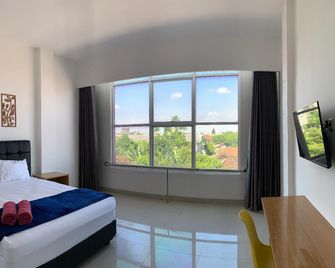 Gayatri Hotel - Surakarta - Schlafzimmer