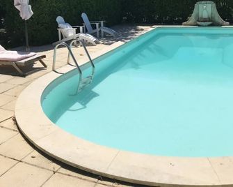 Château Beauséjour - Listrac-Médoc - Piscina