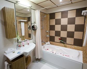 Elite Crystal Hotel - Manama - Bathroom