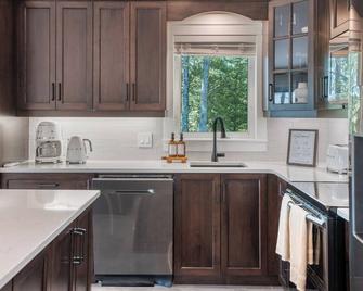 The Grand Reset: Hot tub & Sauna on Grand Lake - Enfield - Kitchen