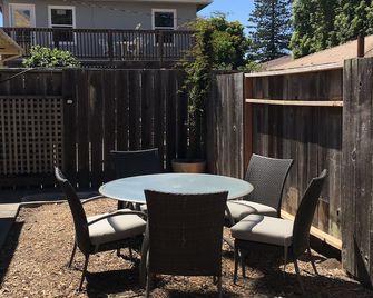 Cowell's Beach Retreat - steps to beach, restaurants, wharf, Boardwalk, shops, fast wifi, surf-in surf-out - Santa Cruz - Patio