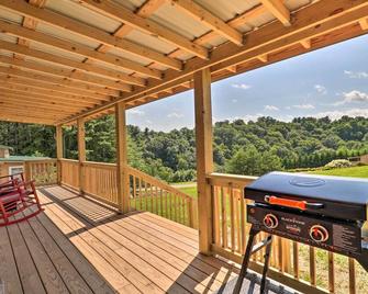 Grill and River Access Tiny Cabin in Sparta! - Sparta - Balcony