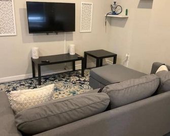 Cozy 1br Jersey City Apartment - Jersey City - Living room