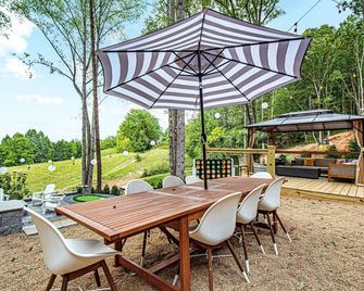 Boho-Chic Retreat near Asheville. Outdoor Fun, Hot Tub, Sauna, Firepit. - Leicester - Patio