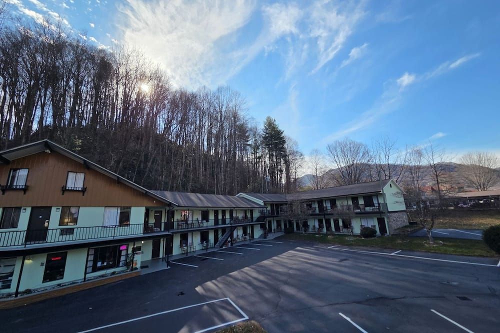 Castlewood Inn - Maggie Valley