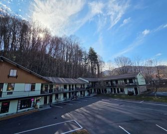 Castlewood Inn - Maggie Valley
