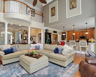 32-Acre Retreat , Pool, Hot Tub, Theatre, Fire Pit, Games, sleeps 10 - Newburg - Living room