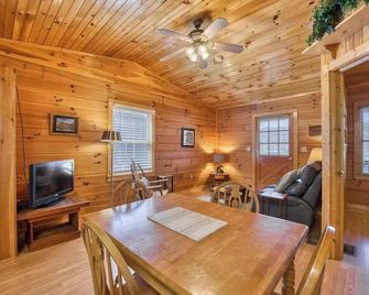 Campground Cabin - Lake Junaluska - Dining room