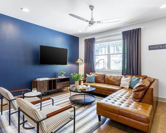 Waverly by AvantStay Nashville-Inspired Townhome w Luxury Kitchen Pool Table - Nashville - Wohnzimmer