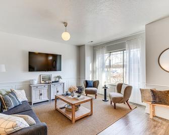 Charming Orem Townhome 5 Mi To Byu! - Orem - Living room